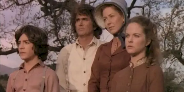 Albert a Mary stojící po boku Caroline a Charlese Ingallsových v epizodě The Little House on the Prairie May We Make Them Proud