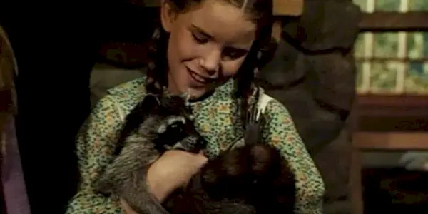Laura drží Jaspera mývala v Little House on the Prairie epizoda The Raccoon