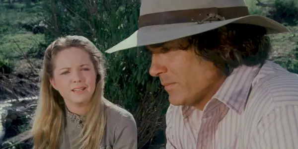 Mary (Melissa Sue Anderson) pláče, když mluví s Charlesem (Michael Landon) u vody v epizodě Little House on the Prairie Ill be Waving as You Drive Away