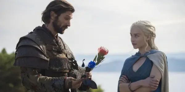 Daario tilbyder Daenerys-blomster i Game of Thrones.