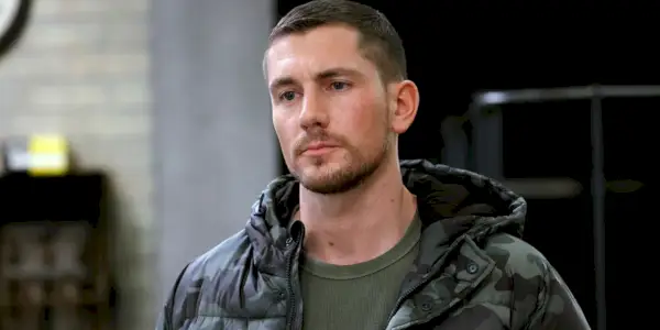 Jamie Whelan (Brent Antonello) parece sério em Lei e Ordem, Crime Organizado.