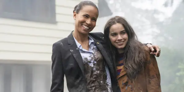 Maddie og Chelsea smiler i The Night Agent.
