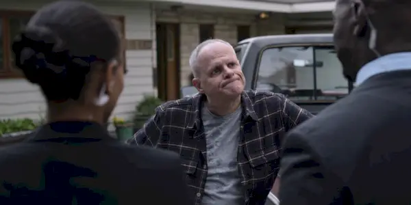 Chelsea og Erik besøker Jim Wilson i The Night Agent.