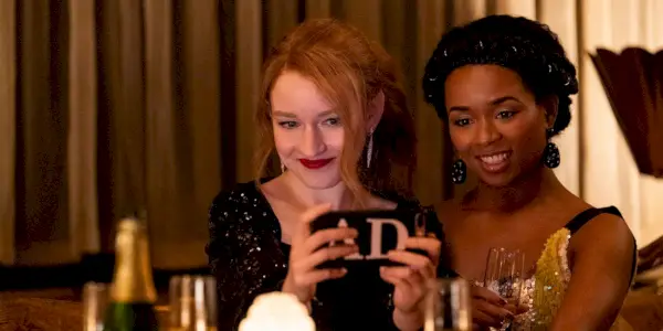 Anna Delvey y Neff Davis tomándose una selfie en Inventing Anna.