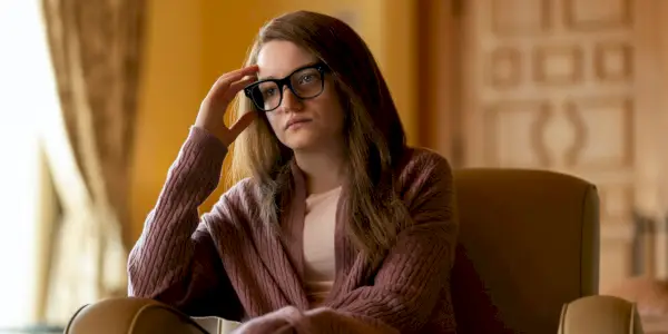 Anna parece frustrada en Inventing Anna.
