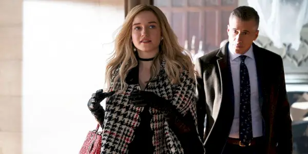 Julia Garner como Anna Delvey Inventando a Anna