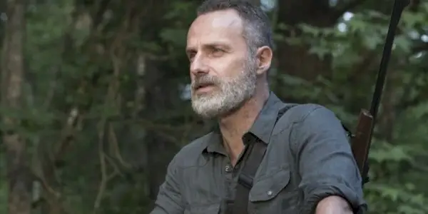 Et billede af Andrew Lincoln som Rick Grimes med udsigt over noget i skoven i The Walking Dead