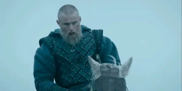 Bjorn montando a caballo en Vikingos