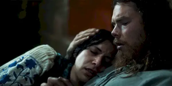 Vikings Valhalla temporada 2 Muerte de Mariam, Leif sosteniendo a Miriam