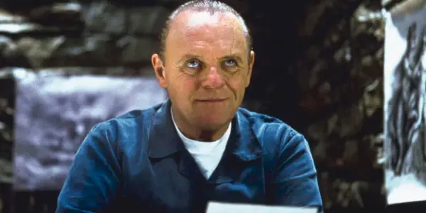 Anthony Hopkins souriant dans le rôle d'Hannibal Lecter dans Red Dragon (2002)