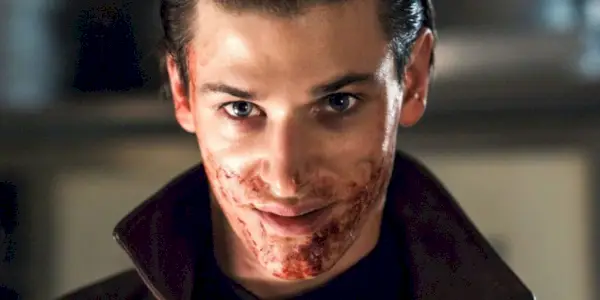 Gaspard Ulliel dans le rôle d'Hannibal Lecter couvert de sang dans Hannibal Rising