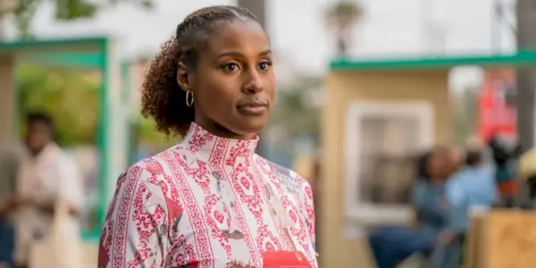 Issa Rae jako Issa w Niepewnym.