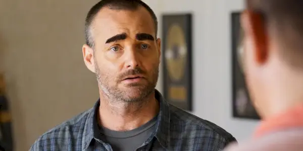 The Last Man on Earth에서 가짜 눈썹을 가진 윌 포르테(Will Forte)