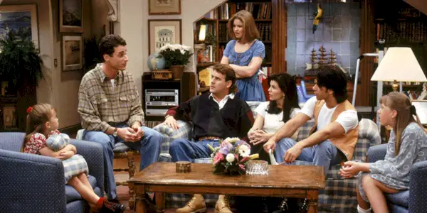 Elenco de Full House sentados alrededor de una mesa