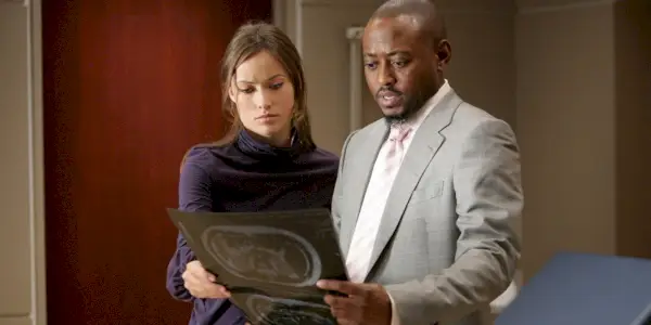 Foreman et Treize regardent des radiographies de House