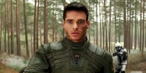 Richard Madden sieht in Citadel überrascht aus.