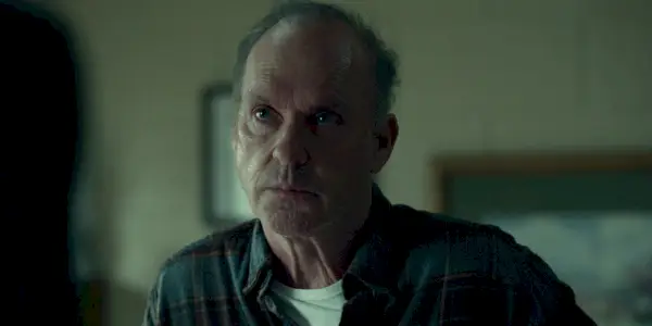Dopesick에서 Samuel Finnix 박사(Michael Keaton)가 아픈 것처럼 보입니다.