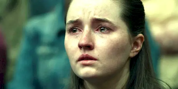 Dopesick에서 울고 있는 Betsy(Kaitlyn Dever)