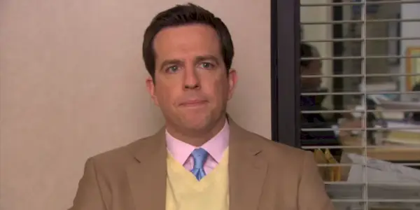 Andy vypadá rozrušeně v části rozhovoru na The Office