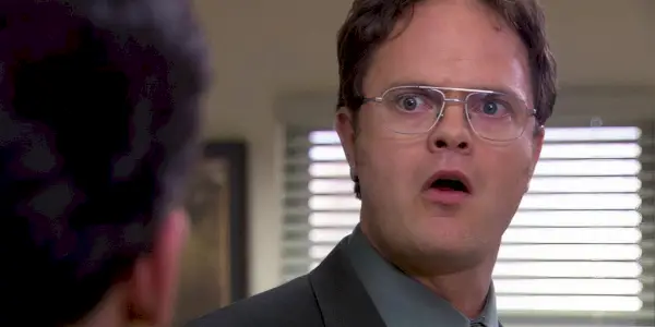 Dwight (Rainn Wilson) je podrážděný s otevřenými ústy v Kanceláři