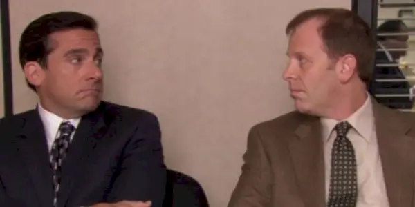 Michael a Toby se na sebe dívají během mluvící hlavy v Kanceláři