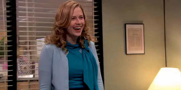 Jenna Fischer jako Pam šťastně vykřikuje v epizodě The Office Surplus