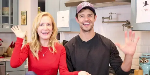 Angela Kinsey a Joshua Snyder mávají z kuchyně