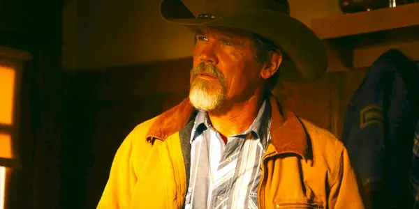 Josh Brolin luce de mal humor en una escena de la temporada 1 de Outer Range