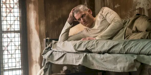 Michael Scofield v posteli v Prison Break