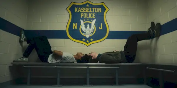 Jaden Michael como Mickey con un amigo en la celda de la cárcel de la ciudad en Harlan Coben.