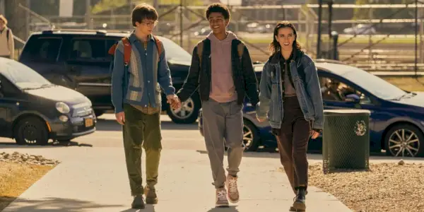 Jaden Michael como Mickey caminando con sus amigos en Harlan Coben