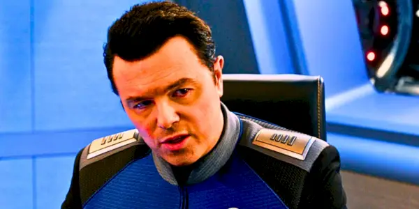 Seth MacFarlane vyzerá zamyslene ako kapitán Ed Mercer v Orville