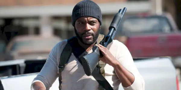 Chad L. Coleman vo filme The Walking Dead kráčajúci s čiernou puškou
