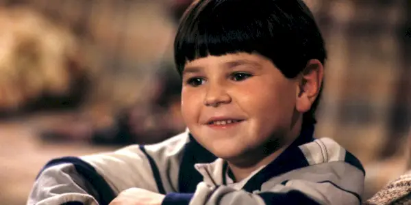 Michael Fishman uśmiecha się jako DJ Conner w Roseanne