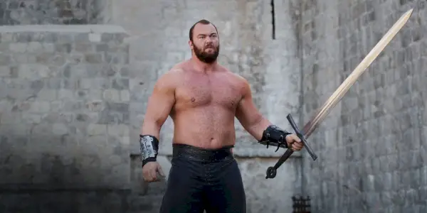 Hafthór Júlíus Björnsson dans le rôle de La Montagne prête dans Game of Thrones