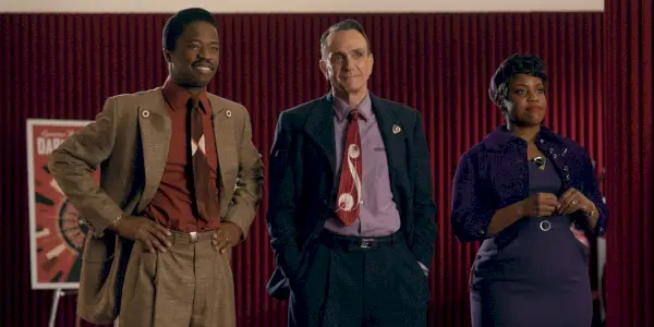 Dewshane Williams, Hank Azaria og Haneefah Wood ser på under en presentasjon i Hello Tomorrow