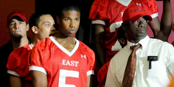 Michael B Jordan vo filme Friday Night Lights.