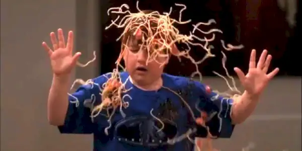 Jake si hádže špagety na hlavu vo filme Dva a pol chlapa