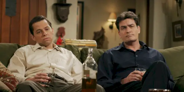 Charlie a Alan pijú v salóniku vo filme Dva a pol chlapa
