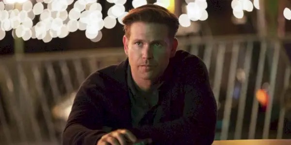 뱀파이어 다이어리에서 밖에 앉아 있는 Alaric Saltzman