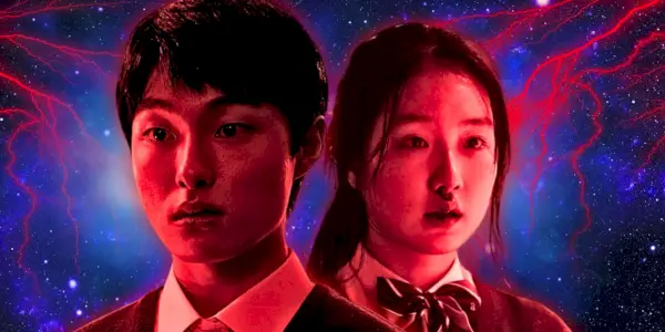 青い背景の前に立つ「All of Us Are Dead」のチョンサンとイサク