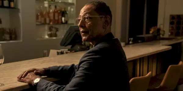 Gus Fring (Giancarlo Esposito) au bar à vin de Better Call Saul