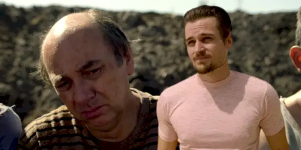 Kakerlakk og løven ser sidelengs i Narcos