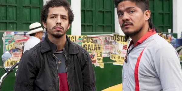 To sicarioer som står side om side i Narcos