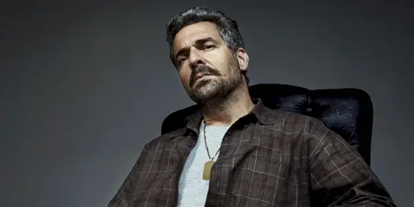 Jose Santacruz Londono sitter på en stol i Narcos