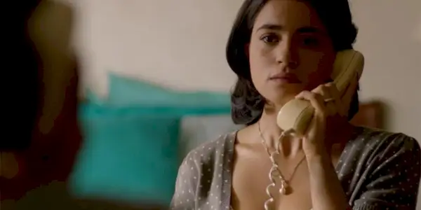 Maria Victoria Henao på telefonen i Narcos