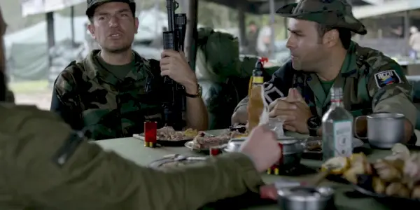 AUC-tjenestemenn spiser et måltid sammen i Narcos