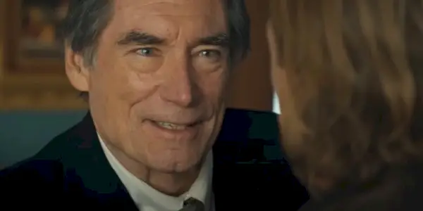 Timothy Dalton sorride a Banner nel 1923