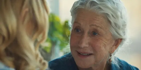 Helen Mirren sorride nei panni di Cara Dutton nel 1923
