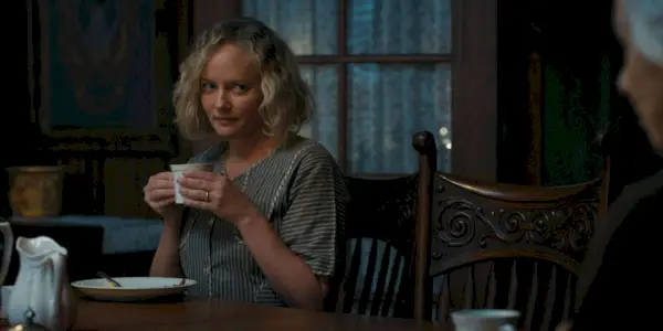 Emma Dutton con una tazza di caffè nel 1923